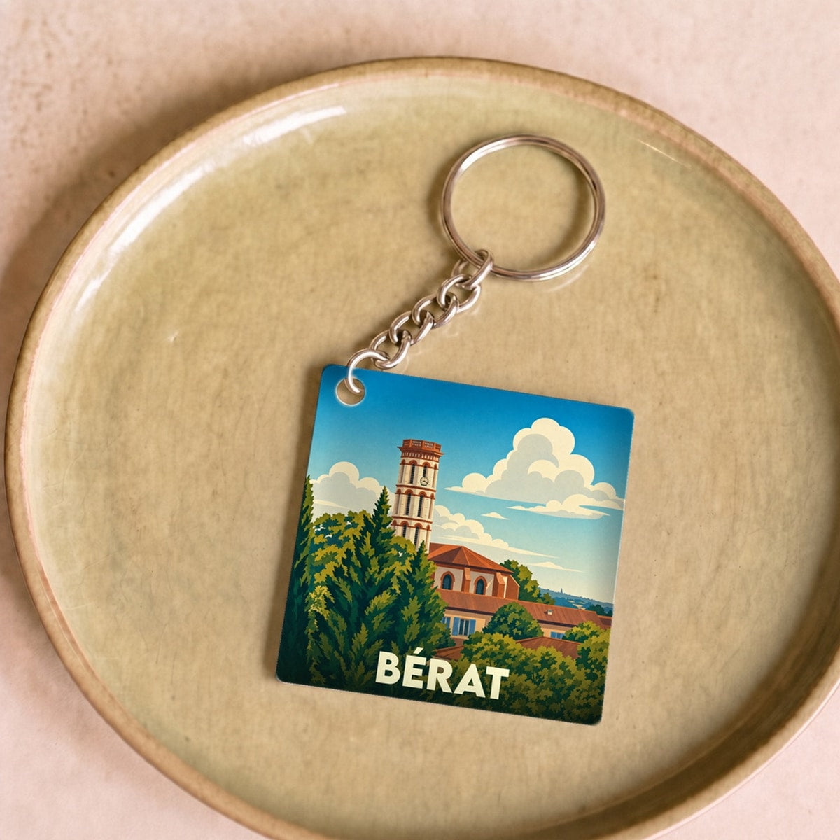 Porte-clés souvenir de la ville de Bérat avec une illustration stylisée.