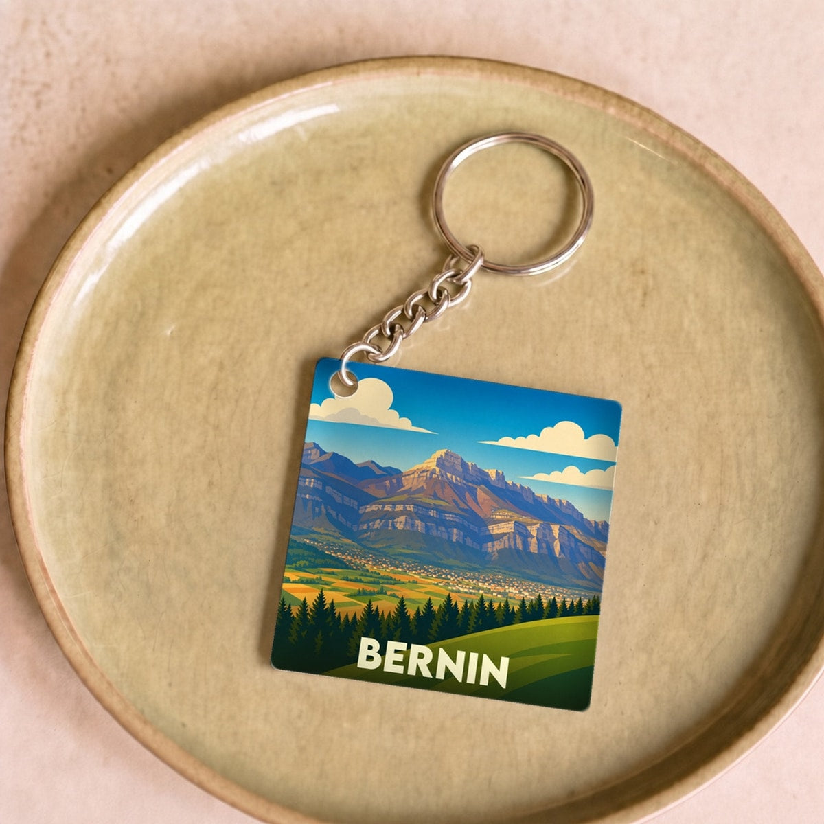Porte-clés souvenir de la ville de Bernin avec une illustration stylisée de montagnes.