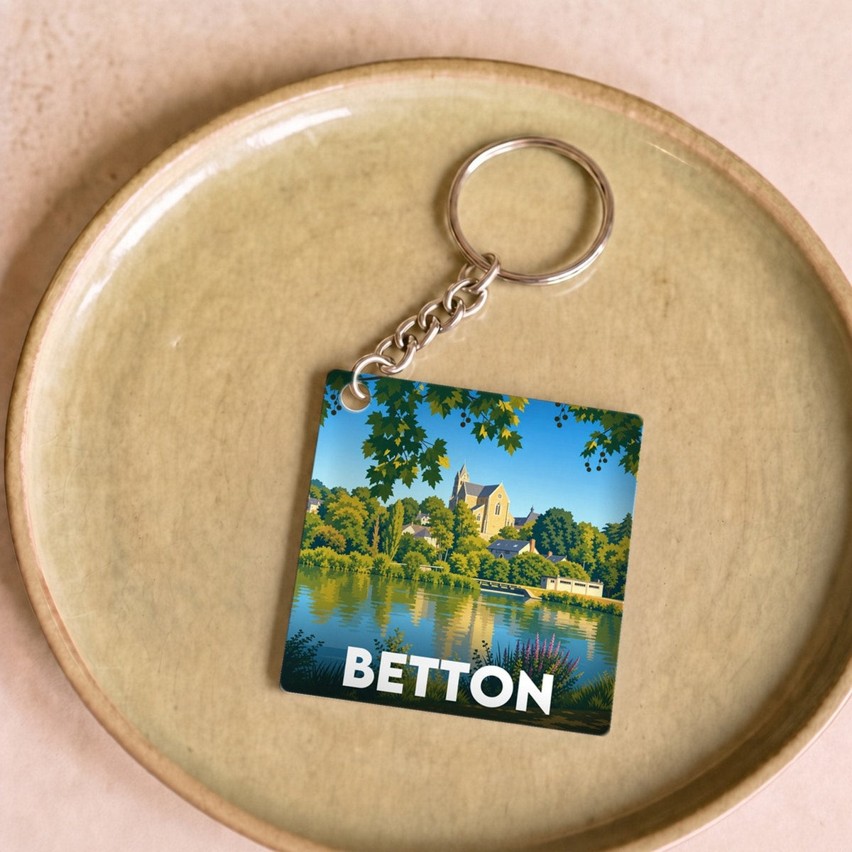 Porte-clés souvenir de la ville de Betton avec une illustration stylisée.