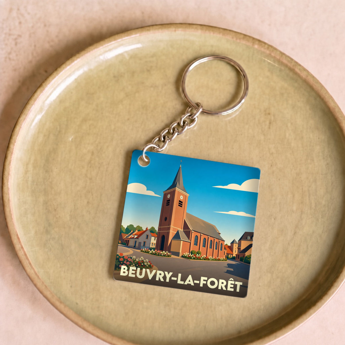 Porte-clés souvenir de la ville de Beuvry-la-Forêt avec une illustration stylisée de son église.