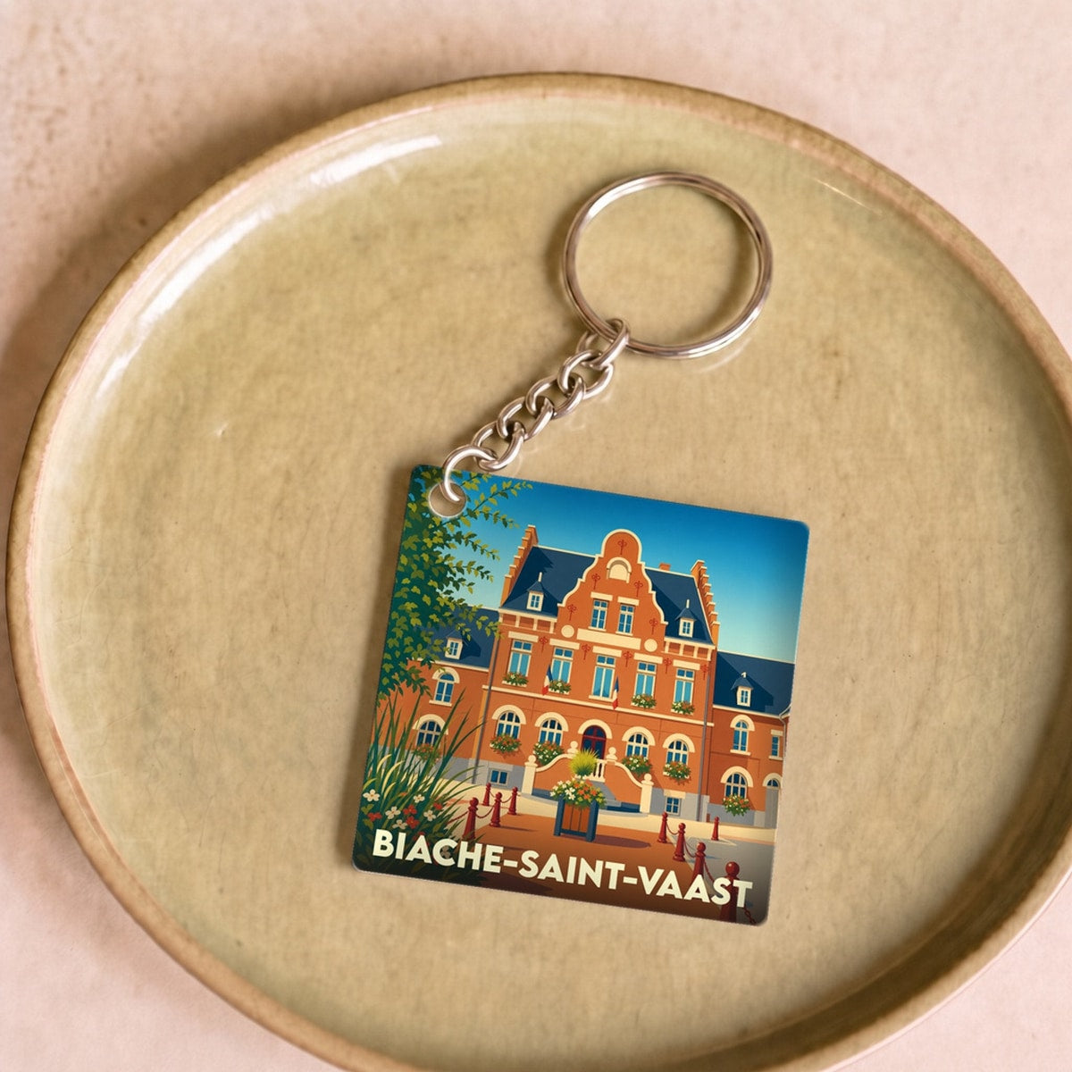 Porte-clés souvenir de la ville de Biache-Saint-Vaast avec une illustration stylisée de son hôtel de ville.