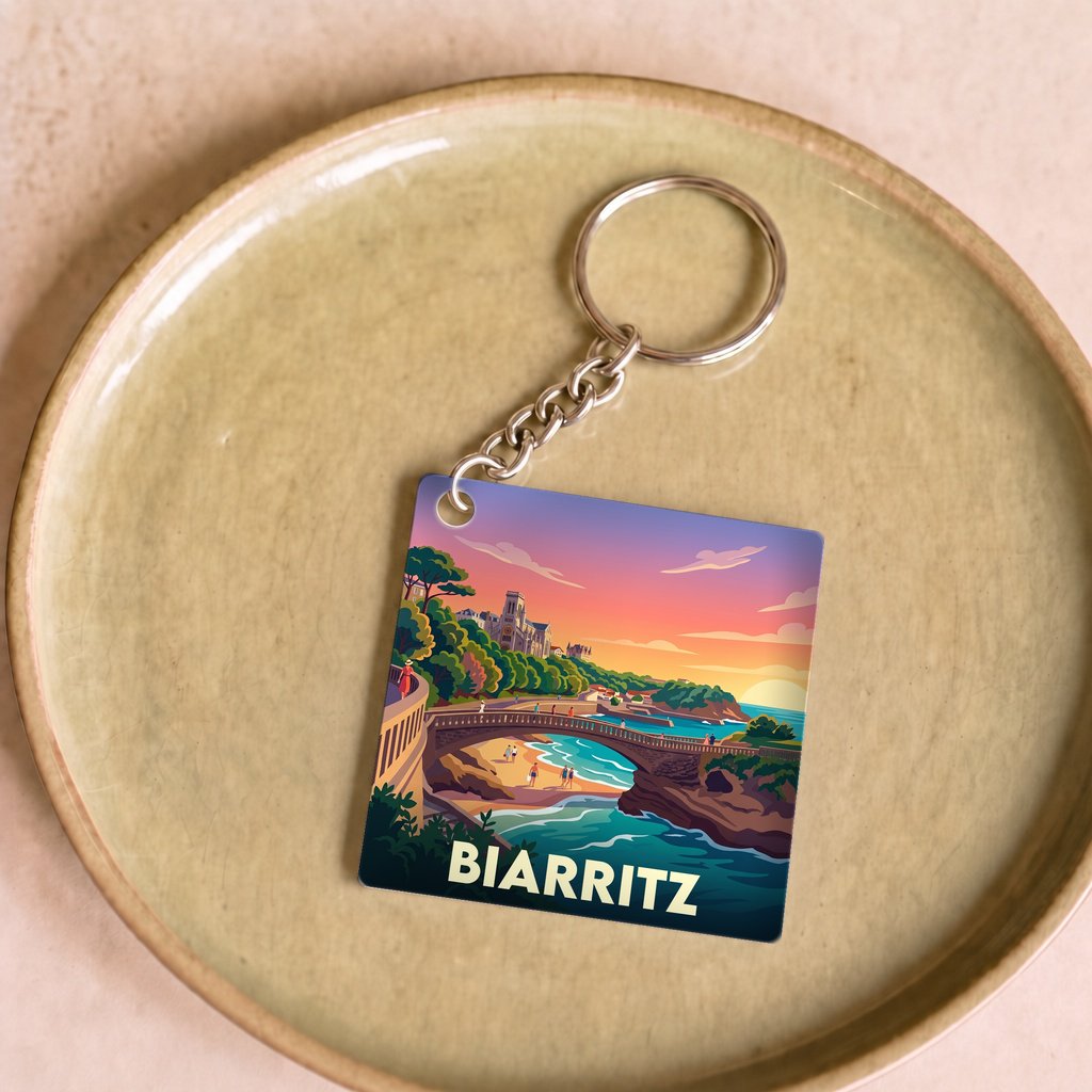 Porte-clés souvenir de la ville de Biarritz avec une illustration stylisée de son littoral.