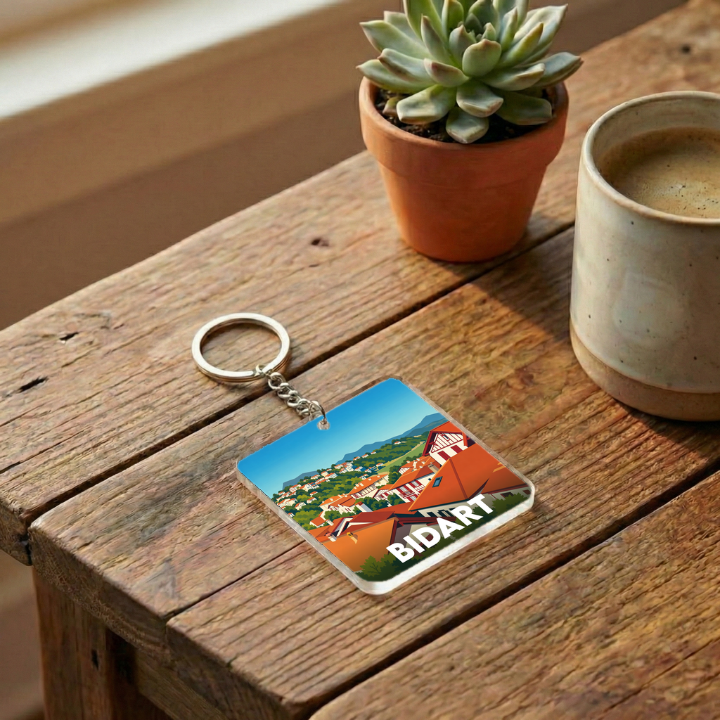Porte-clés souvenir de la ville de Bidart avec une illustration stylisée.