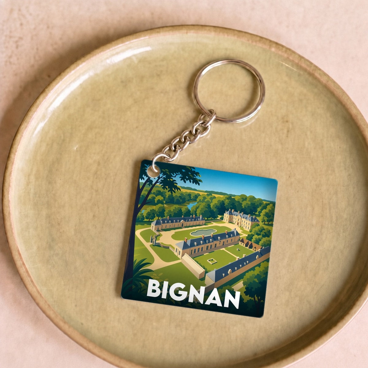 Porte-clés souvenir de la ville de Bignan avec une illustration stylisée.
