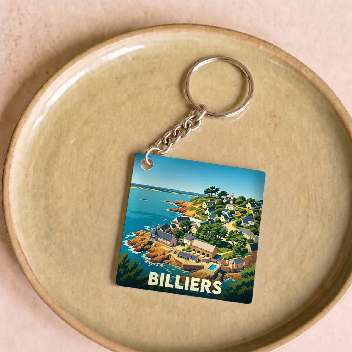 Porte-clés souvenir de la ville de Billiers avec une illustration côtière stylisée.