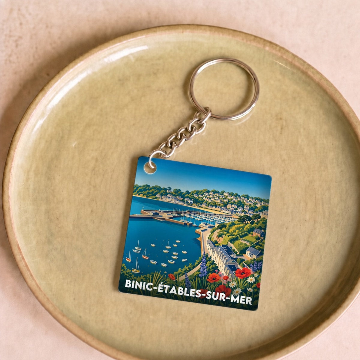 Porte-clés souvenir de la ville de Binic-Étables-sur-Mer avec une illustration stylisée.