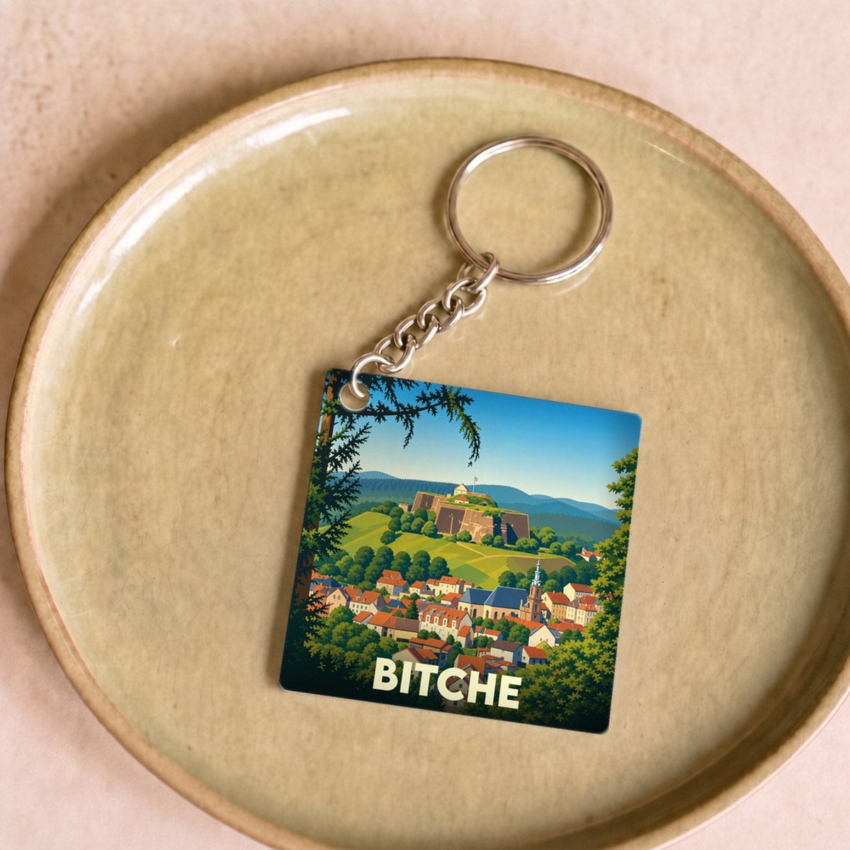 Porte-clés souvenir de la ville de Bitche avec une illustration stylisée.