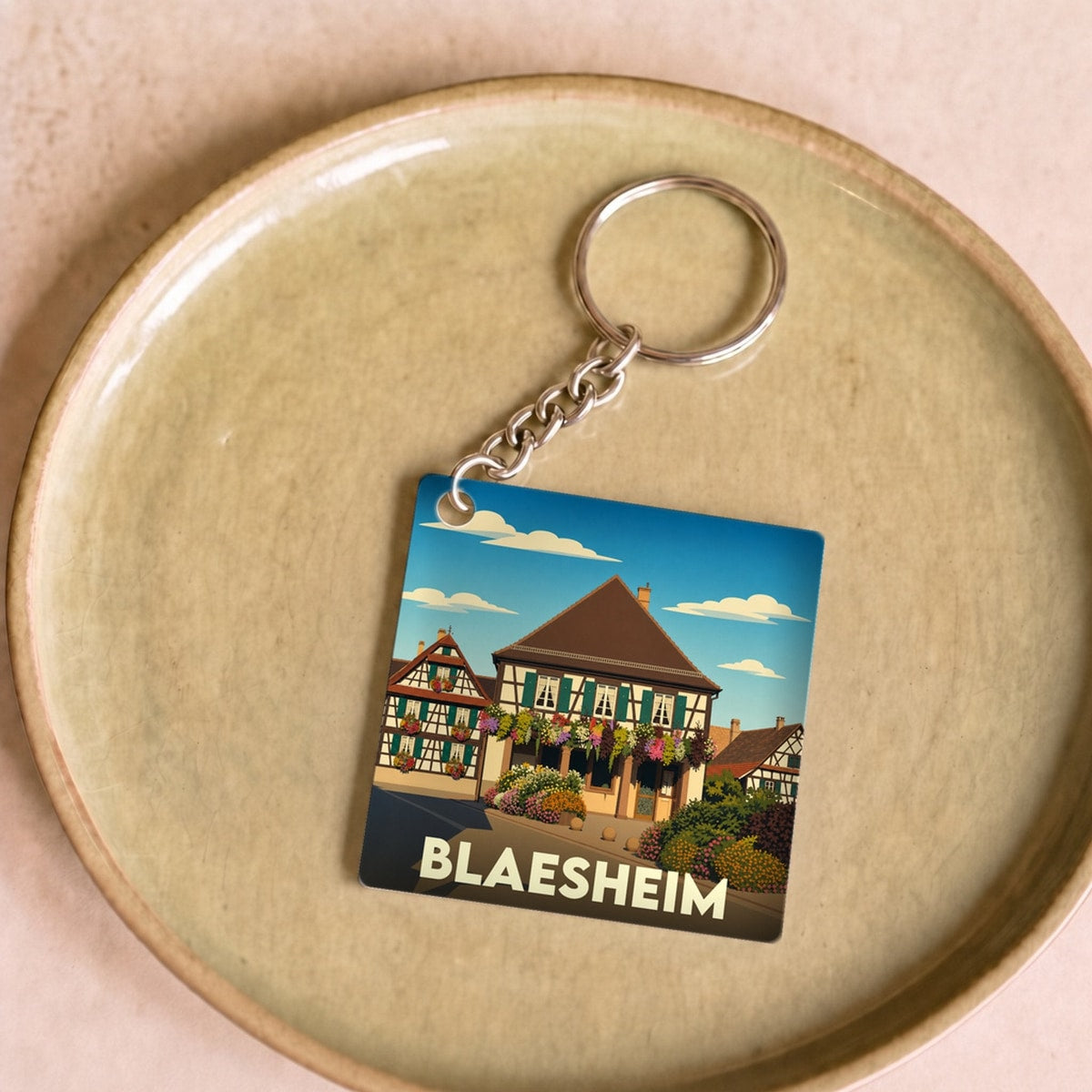 Porte-clés souvenir de la ville de Blaesheim avec une illustration stylisée de maisons à colombages.