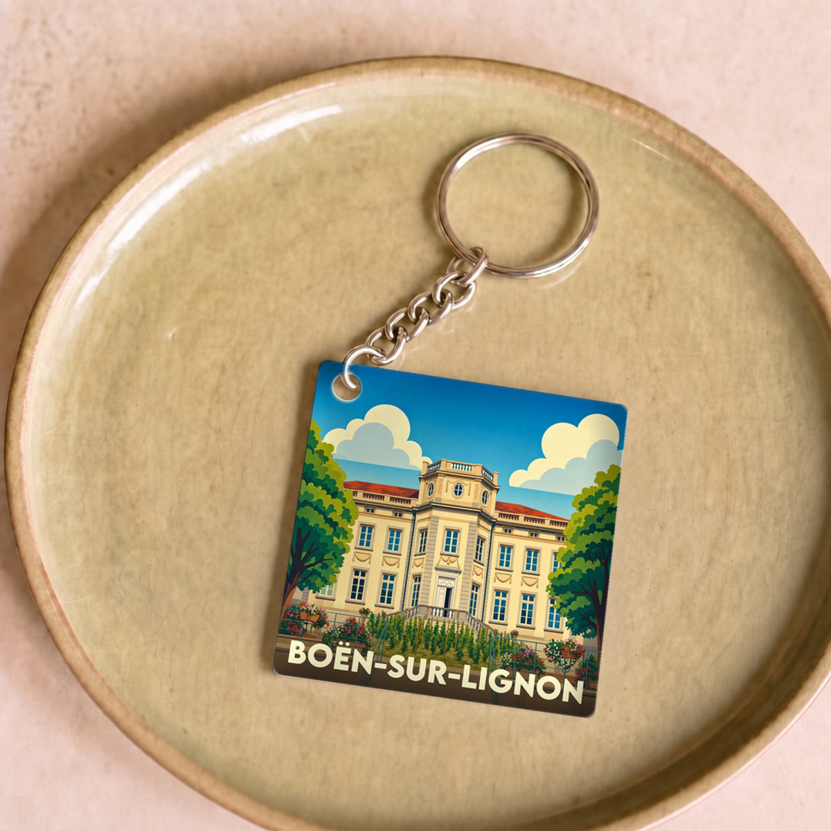 Porte-clés souvenir de la ville de Boën-sur-Lignon avec une illustration stylisée.