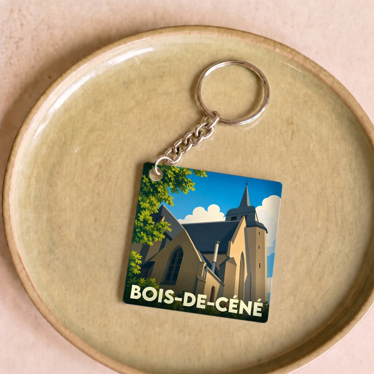 Porte-clés souvenir de la ville de Bois-de-Céné avec une illustration stylisée de son église.