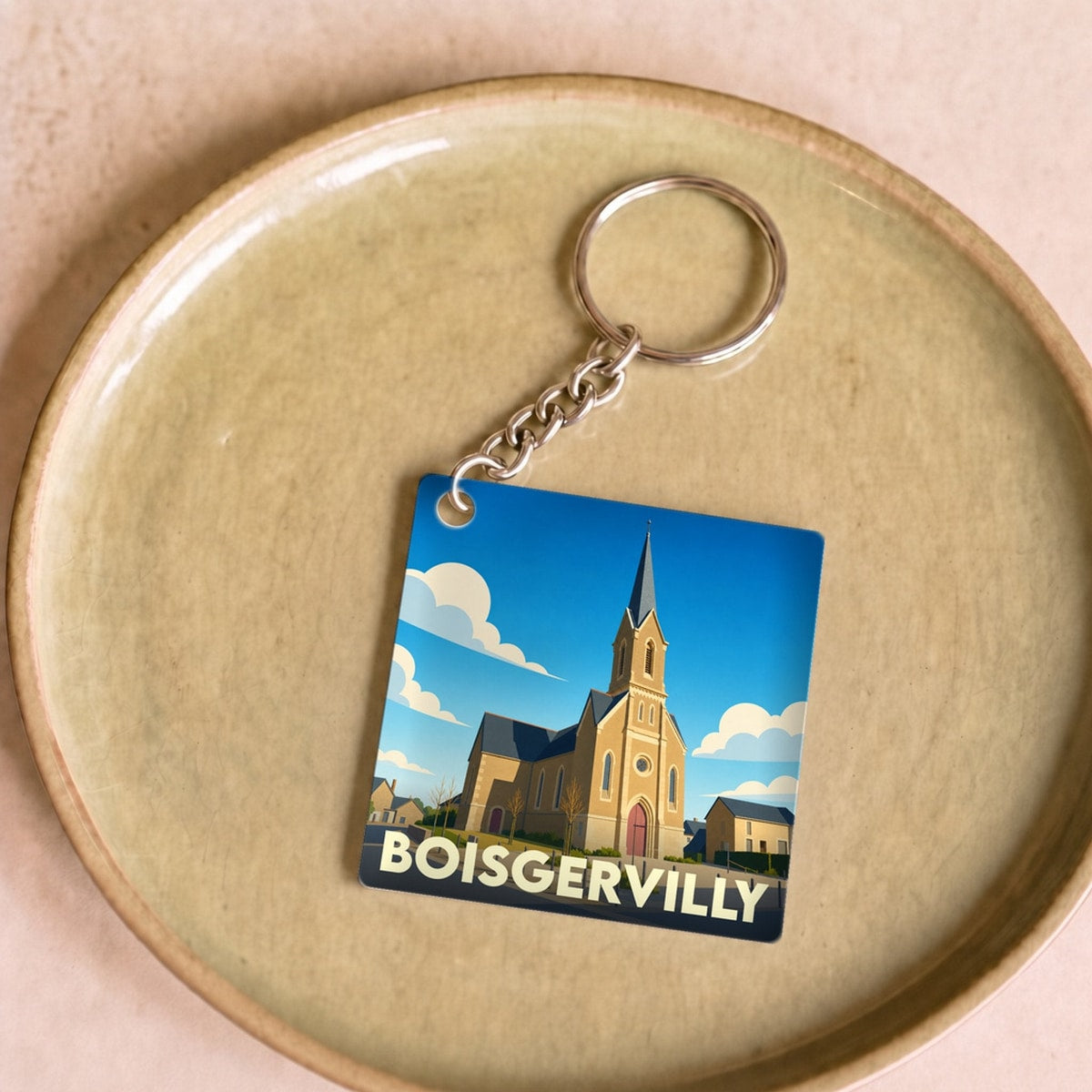 Porte-clés souvenir de la ville de Boisgervilly avec une illustration stylisée de son église.