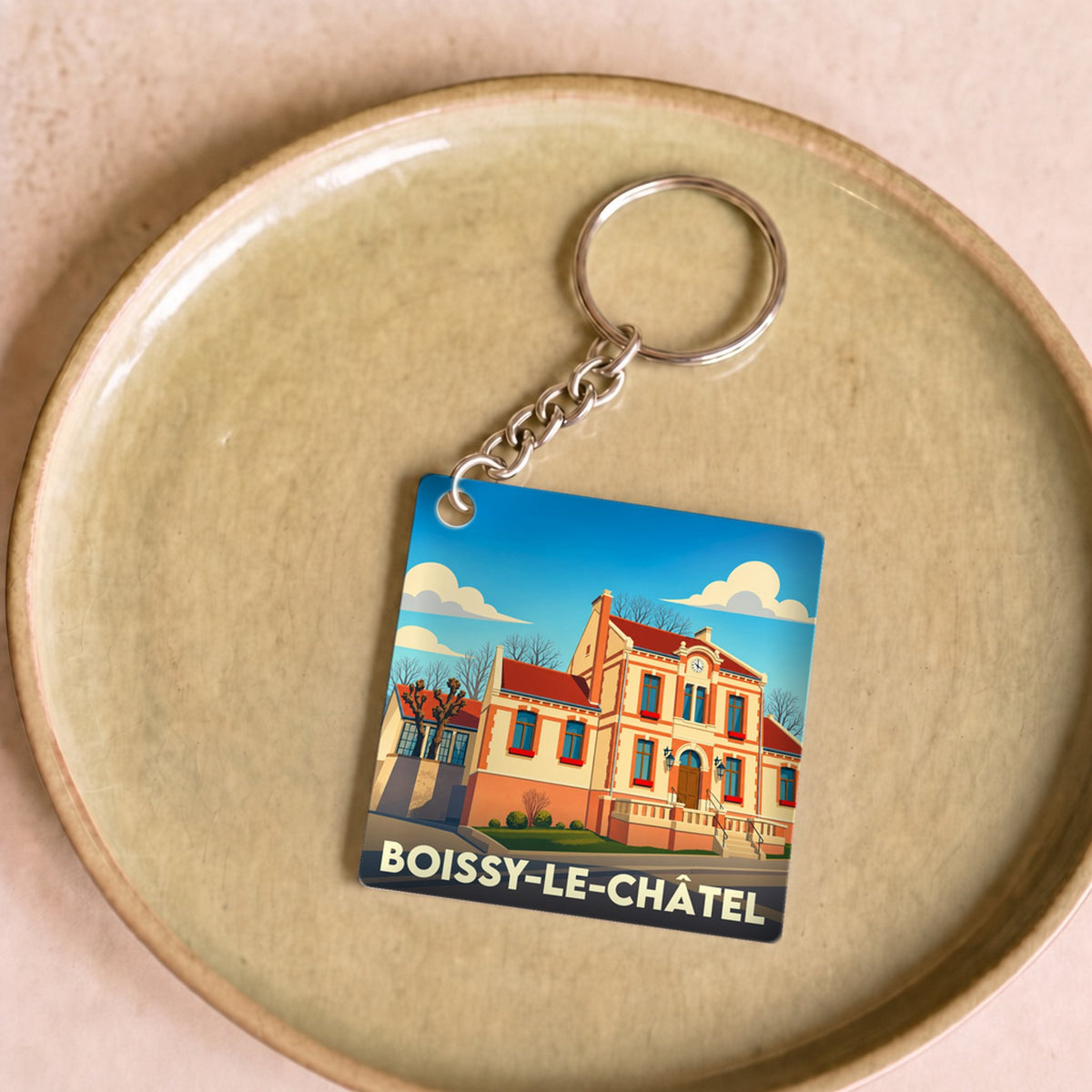 Porte-clés souvenir de la ville de Boissy-le-Châtel avec une illustration stylisée de sa mairie.