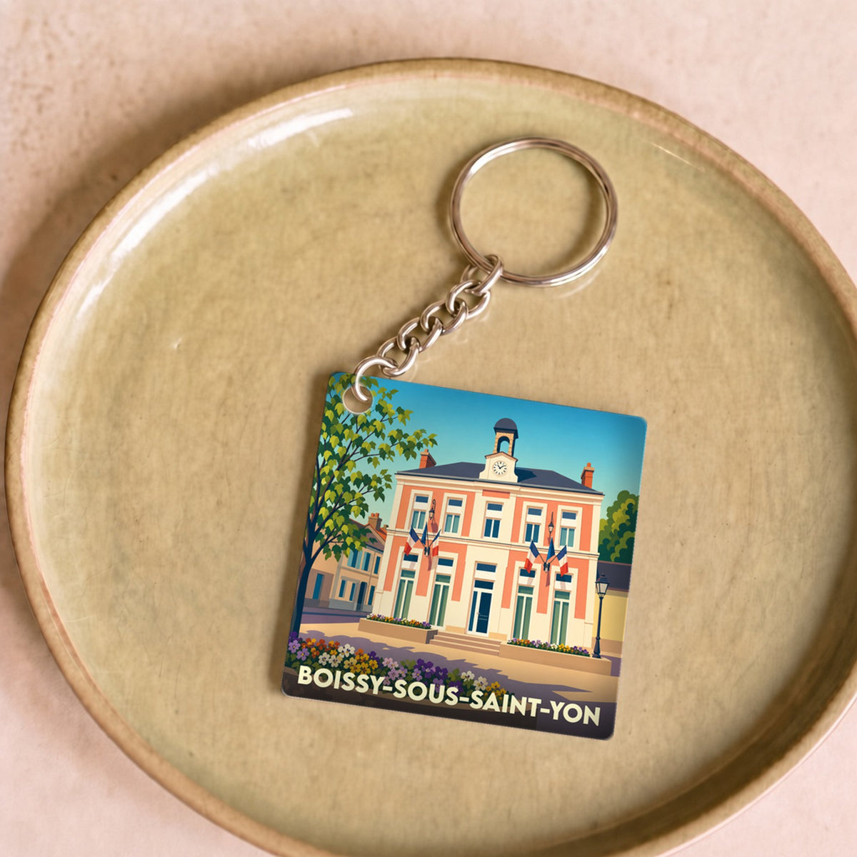 Porte-clés souvenir de la ville de Boissy-sous-Saint-Yon avec une illustration stylisée de sa mairie.