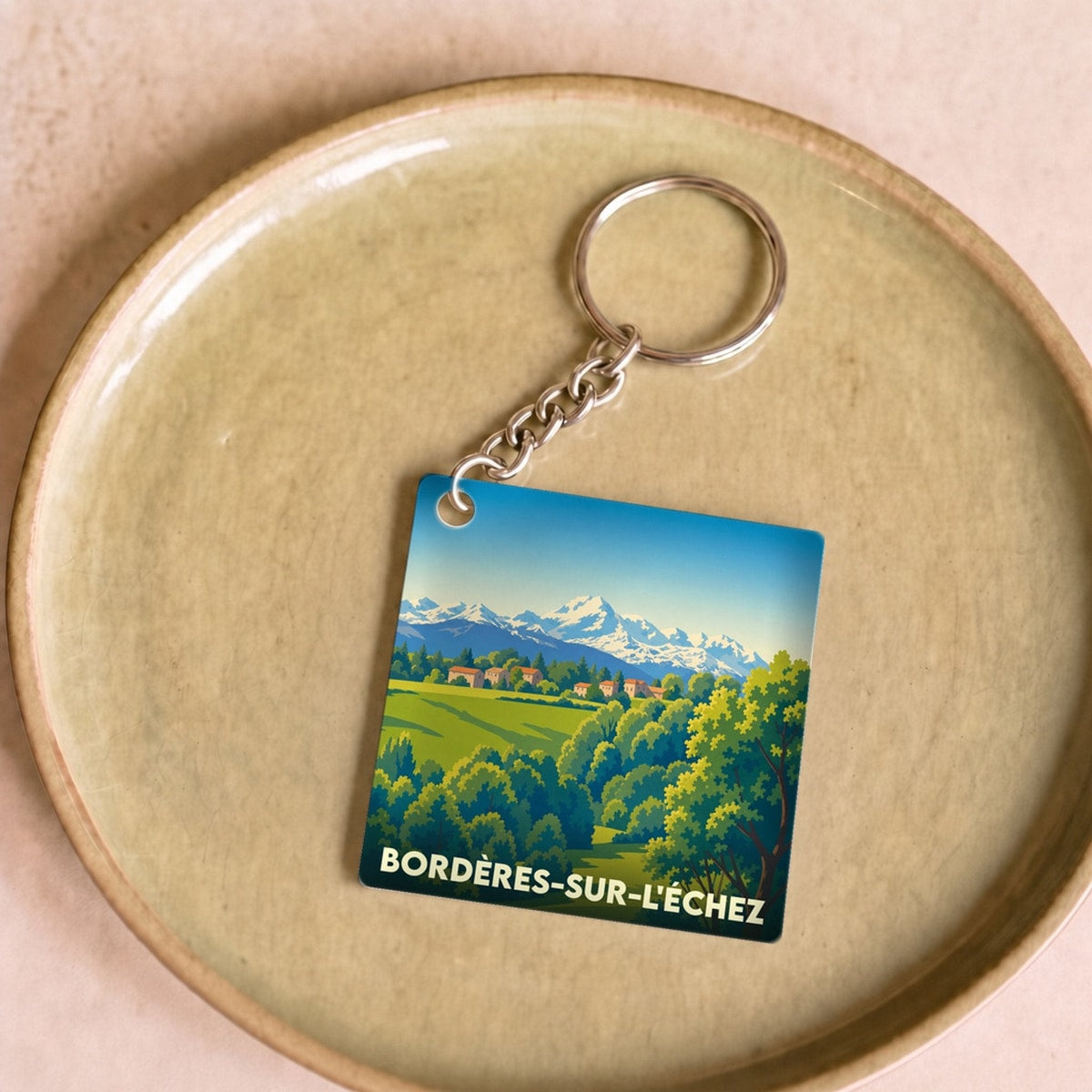 Porte-clés souvenir de la ville de Bordères-sur-l'Échez avec une illustration stylisée de montagnes et de nature.