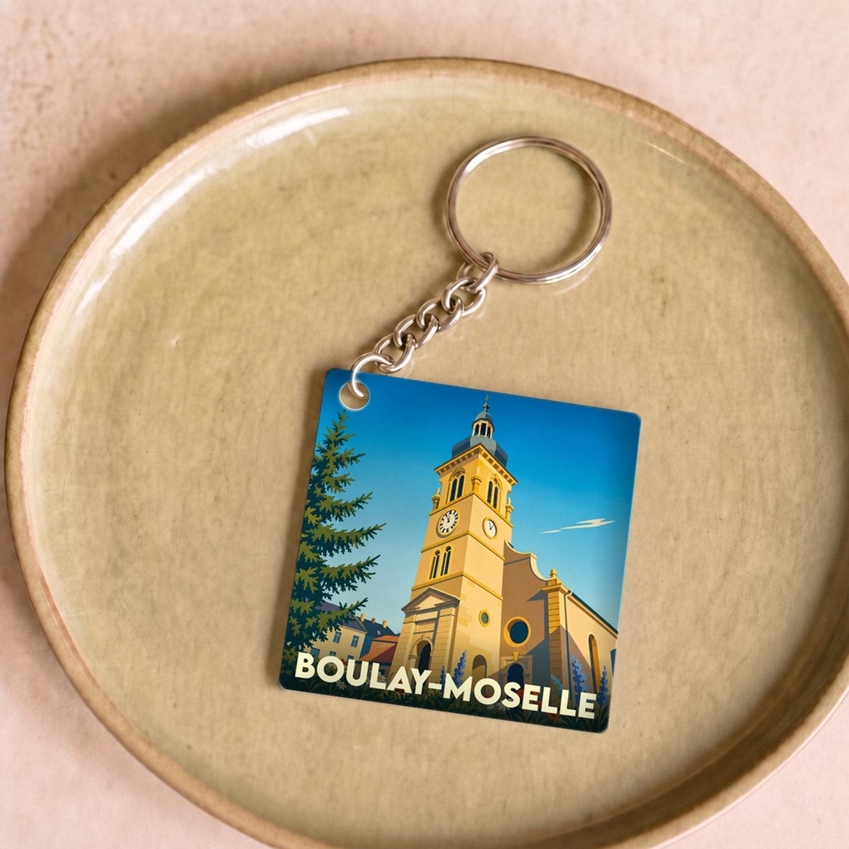 Porte-clés souvenir de la ville de Boulay-Moselle avec une illustration stylisée de son église.