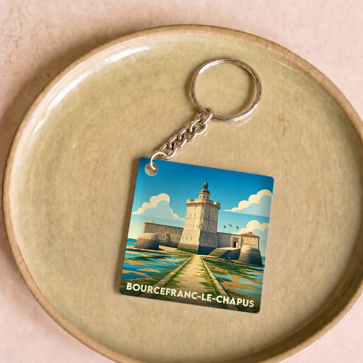 Porte-clés souvenir de la ville de Bourcefranc-le-Chapus avec une illustration stylisée du Fort Louvois.