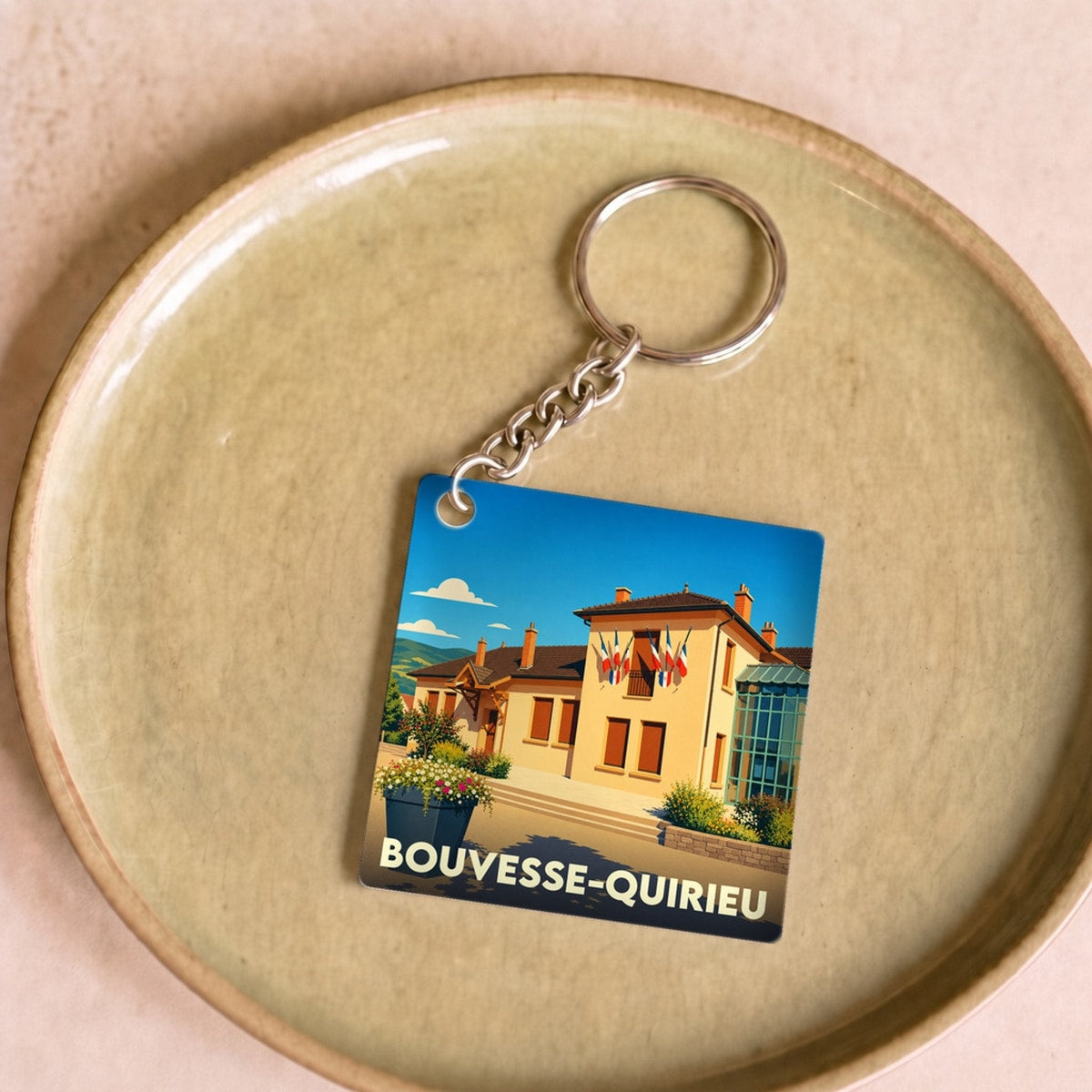 Porte-clés souvenir de la ville de Bouvesse-Quirieu avec une illustration stylisée.