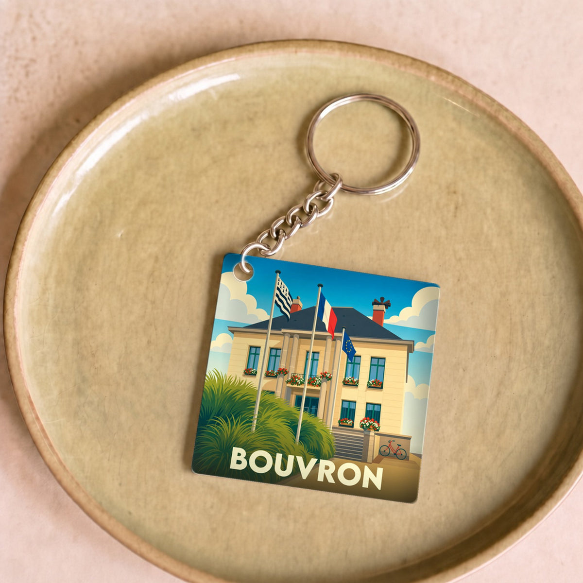 Porte-clés souvenir de la ville de Bouvron avec une illustration stylisée de son hôtel de ville.