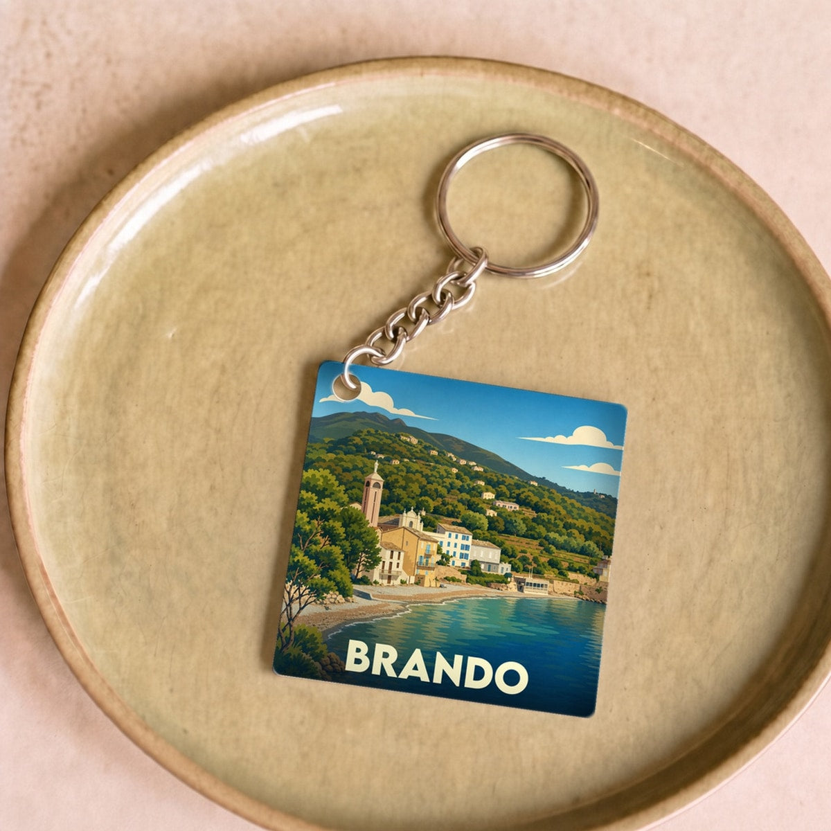 Porte-clés souvenir de la ville de Brando avec une illustration stylisée.