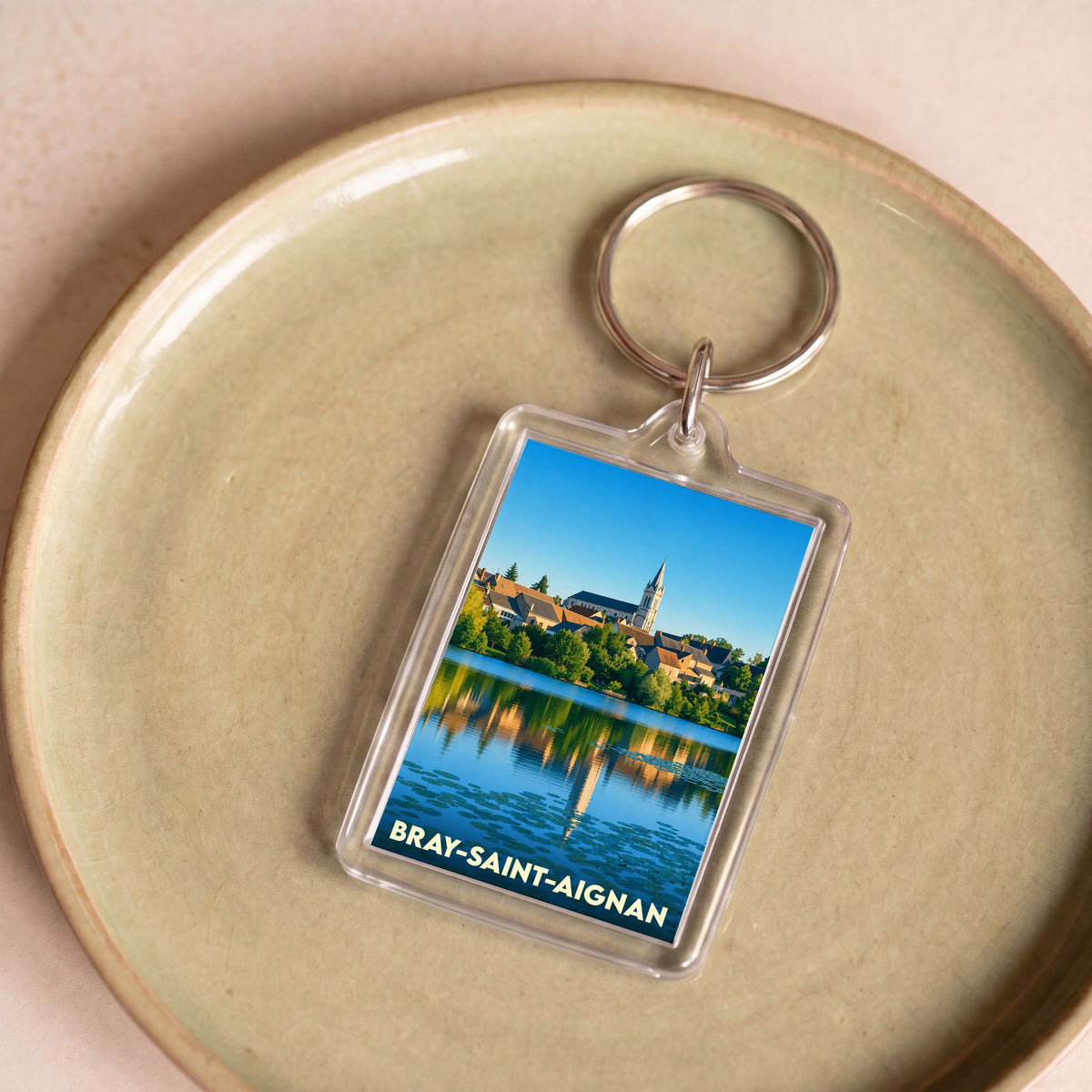 Porte-clés souvenir de la ville de Bray-Saint-Aignan avec une illustration de son église et du bord de Loire.