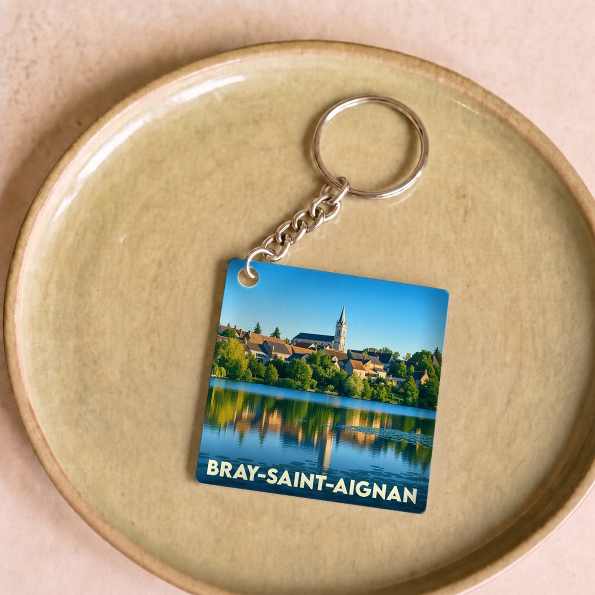 Porte-clés souvenir de la ville de Bray-Saint-Aignan avec une illustration de son église et du bord de Loire.