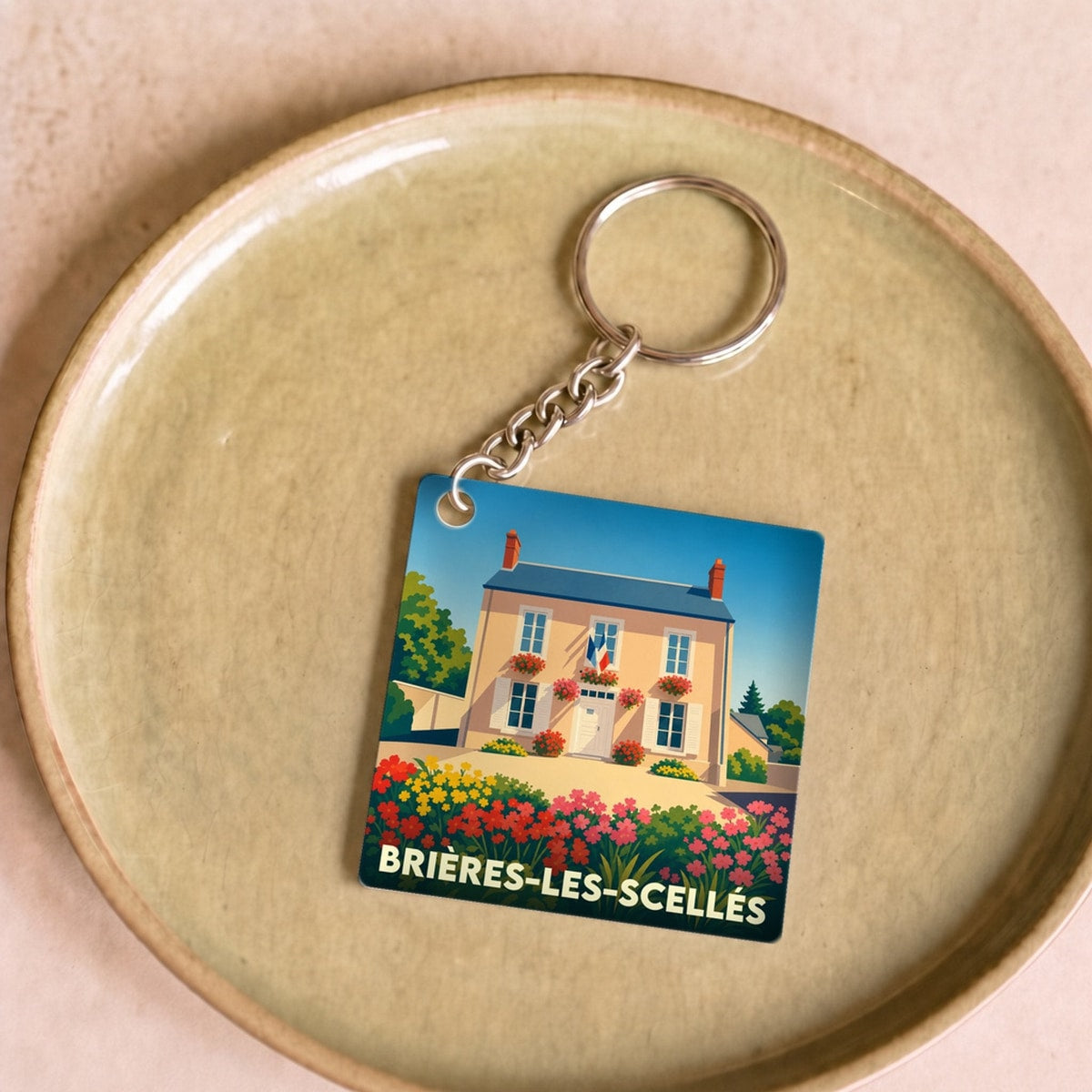 Porte-clés souvenir de la ville de Brières-les-Scellés avec une illustration stylisée.