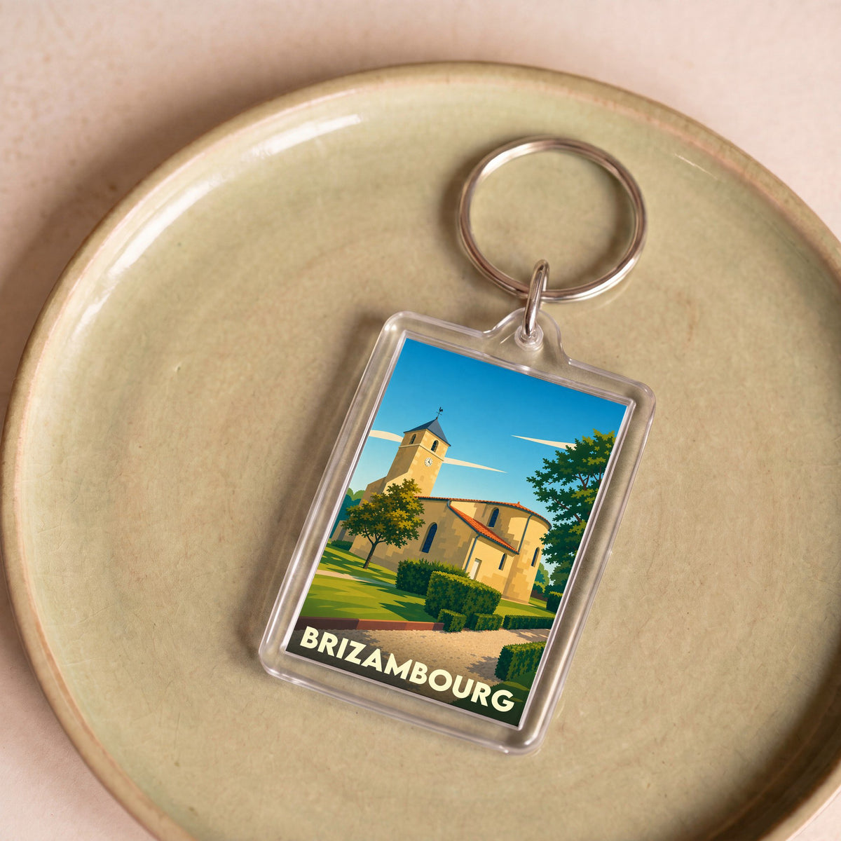 Porte-clés souvenir de la ville de Brizambourg avec une illustration stylisée de son église.