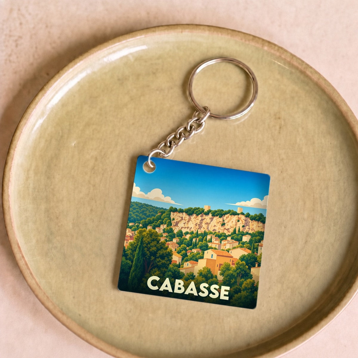 Porte-clés souvenir de la ville de Cabasse avec une illustration stylisée.