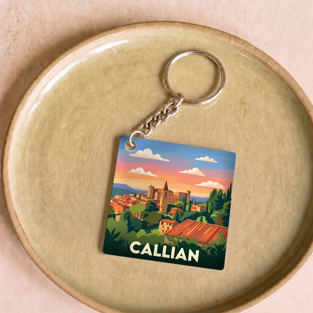 Porte-clés souvenir de la ville de Callian avec une illustration stylisée du village au coucher du soleil.