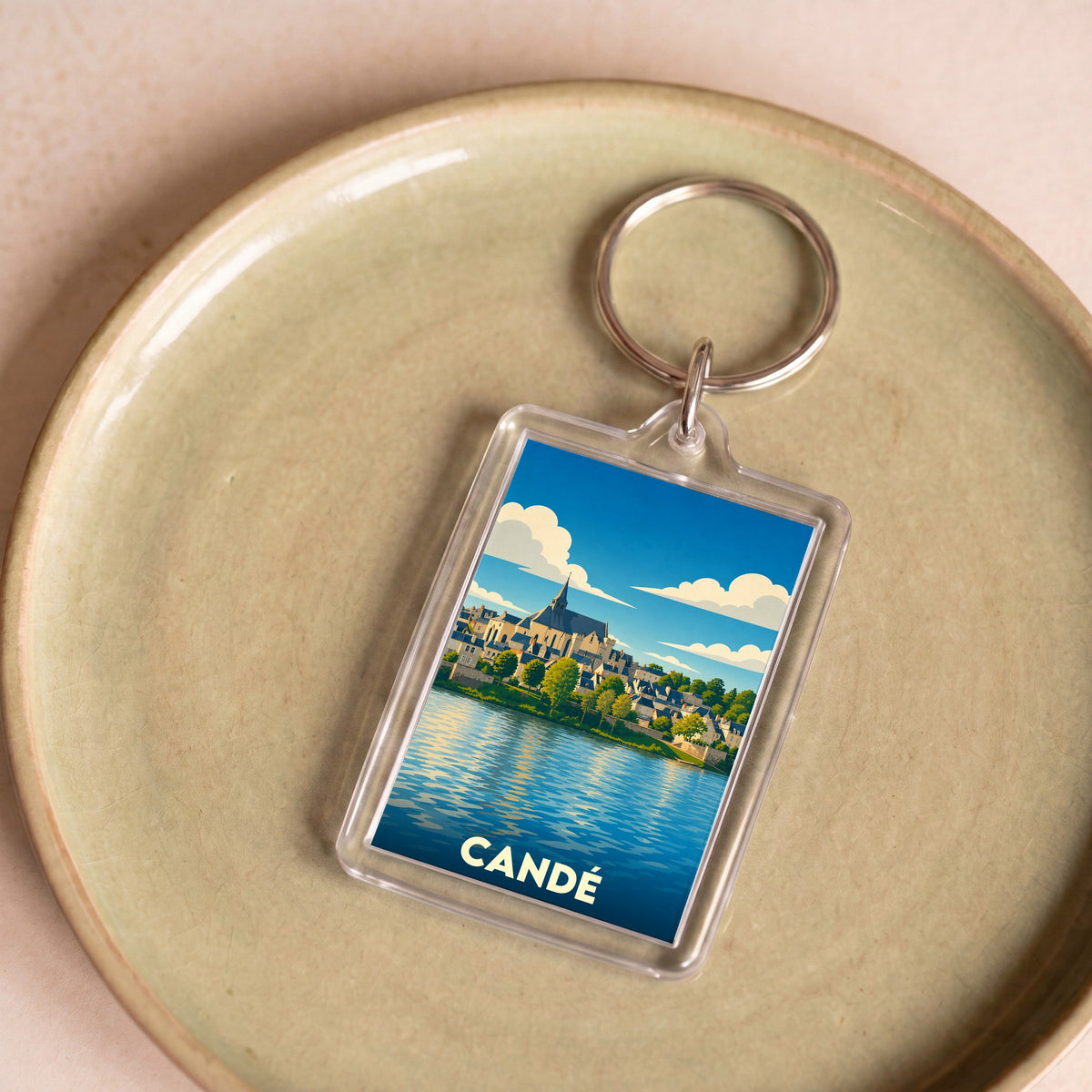 Porte-clés souvenir de la ville de Candé avec une illustration stylisée.