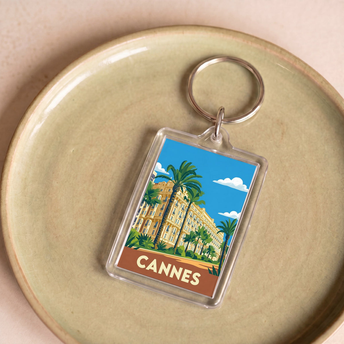 Porte-clés souvenir de la ville de Cannes avec une illustration stylisée.