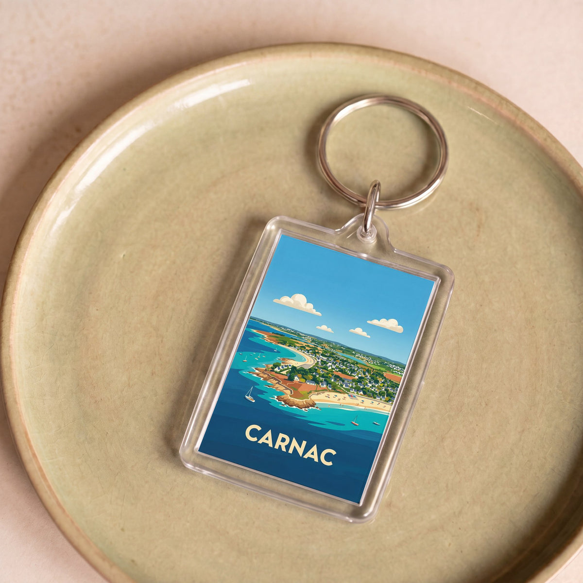 Porte-clés souvenir de la ville de Carnac avec une illustration stylisée de son littoral.