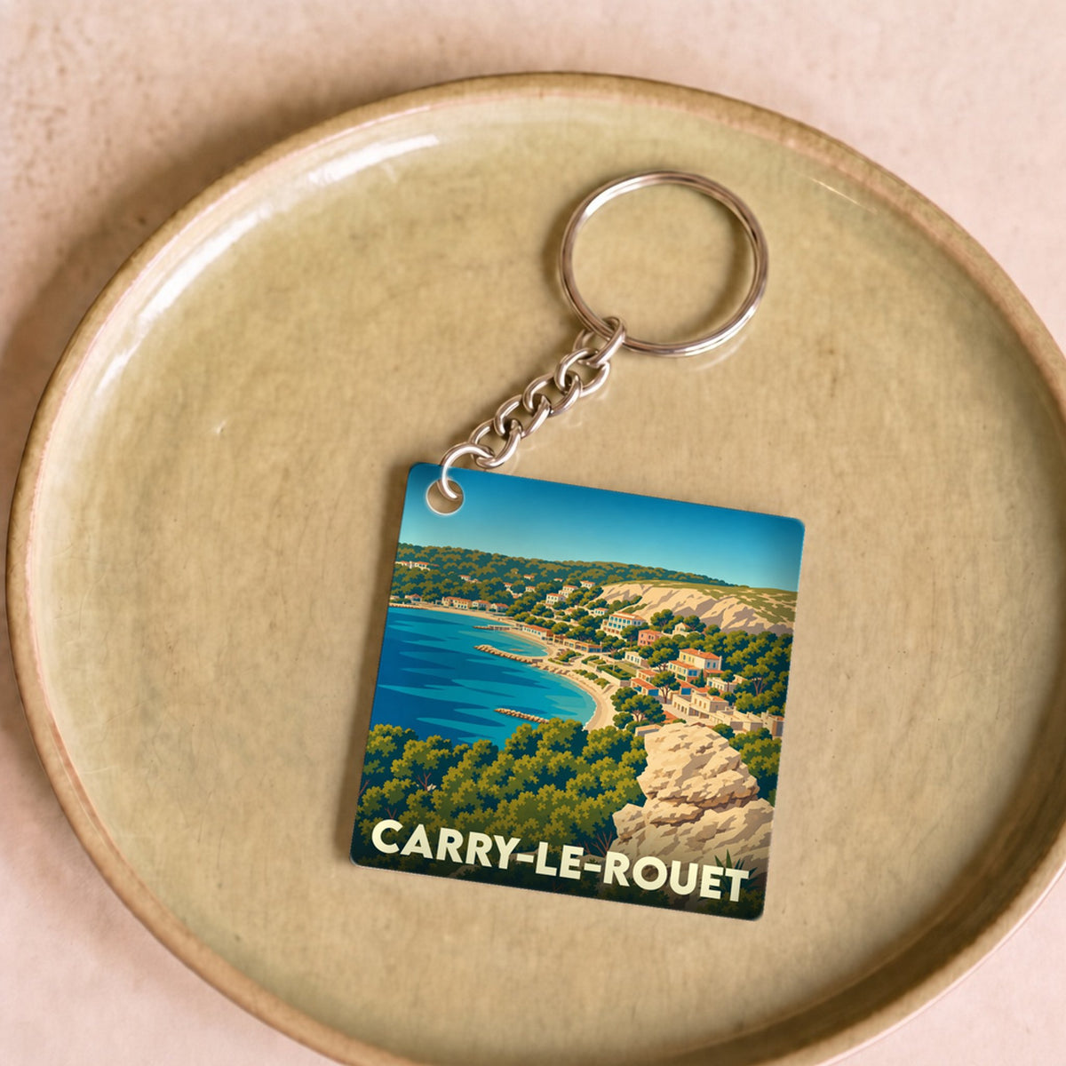 Porte-clés souvenir de la ville de Carry-le-Rouet avec une illustration stylisée de son littoral.