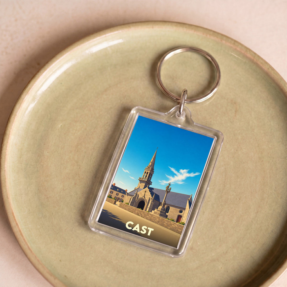 Porte-clés souvenir de la ville de Cast avec une illustration stylisée de son église.