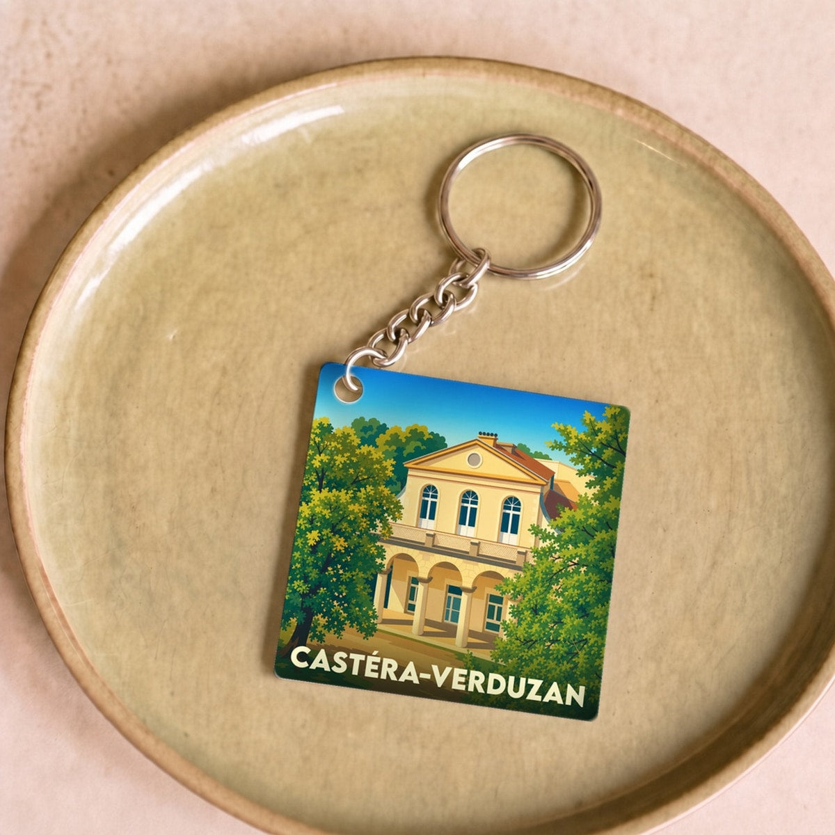 Porte-clés souvenir de la ville de Castéra-Verduzan avec une illustration stylisée de ses thermes.