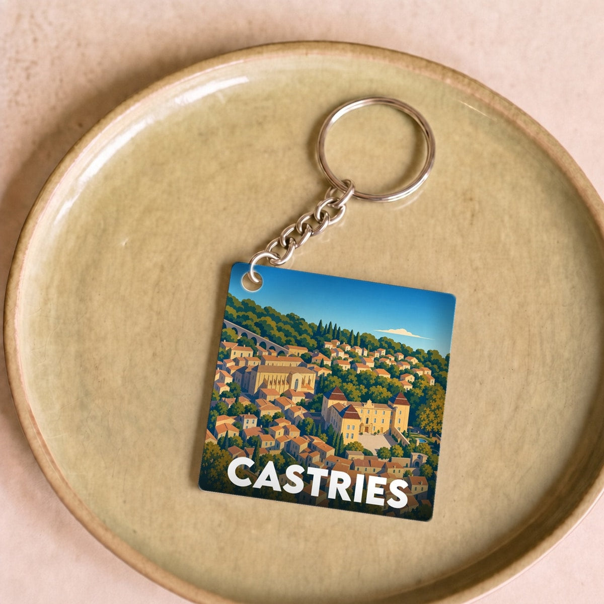 Porte-clés souvenir de la ville de Castries avec une illustration stylisée.