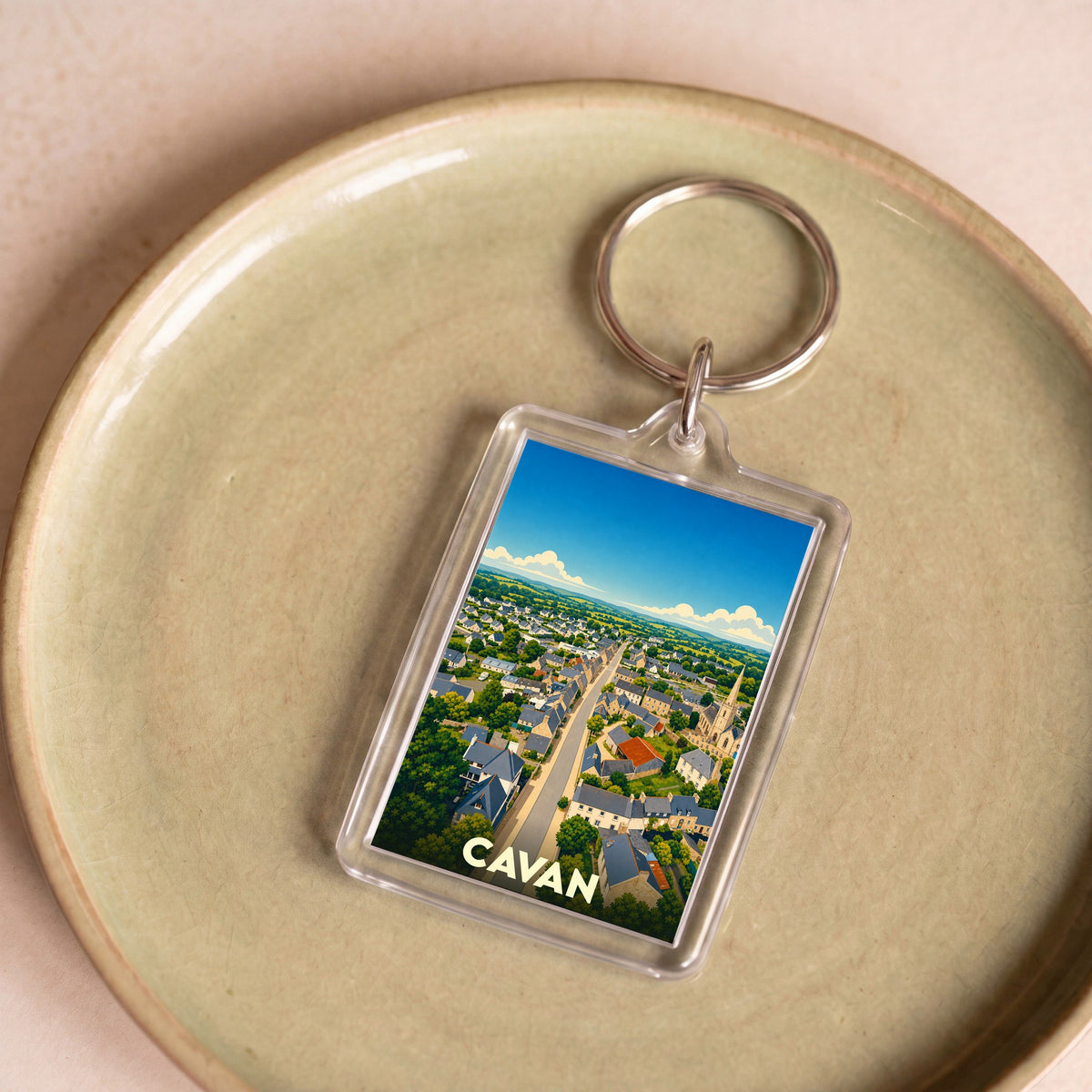 Porte-clés souvenir de la ville de Cavan avec une vue aérienne illustrée et stylisée.