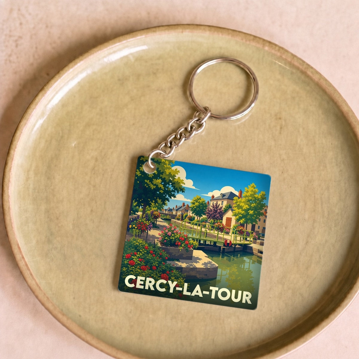 Porte-clés souvenir de la ville de Cercy-la-Tour avec une illustration stylisée.