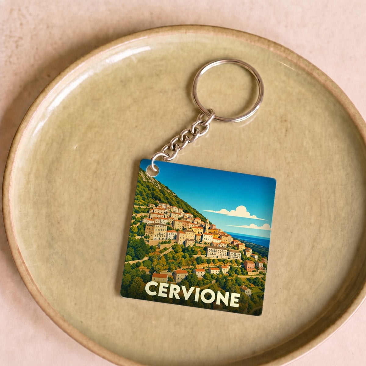 Porte-clés souvenir de la ville de Cervione avec une illustration stylisée.