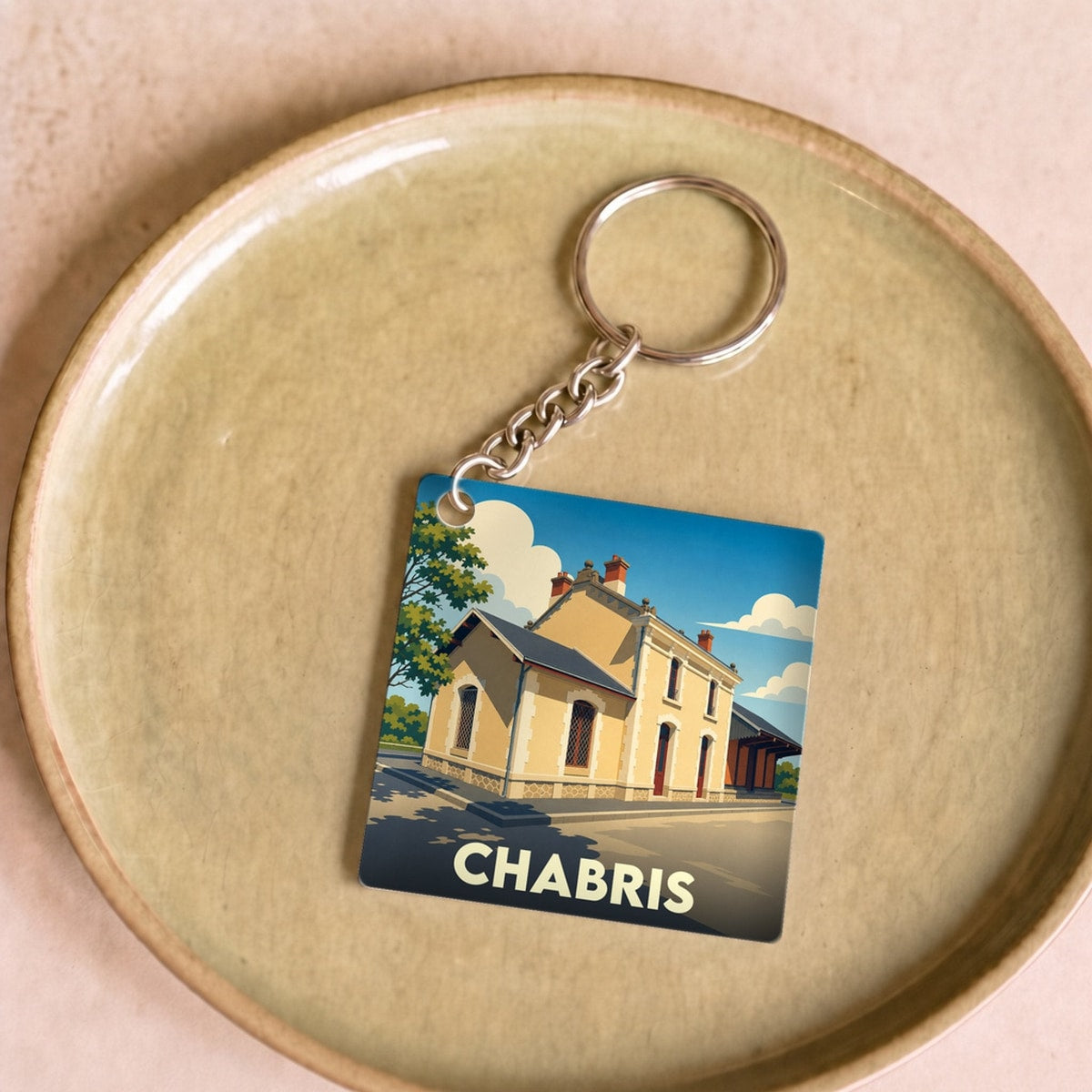 Porte-clés souvenir de la ville de Chabris avec une illustration stylisée de sa gare.