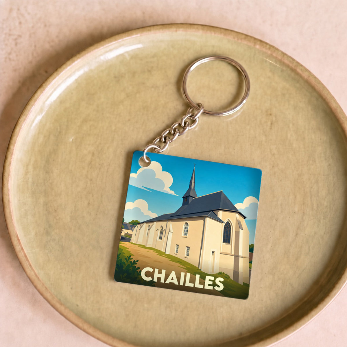 Porte-clés souvenir de la ville de Chailles avec une illustration stylisée de son église.