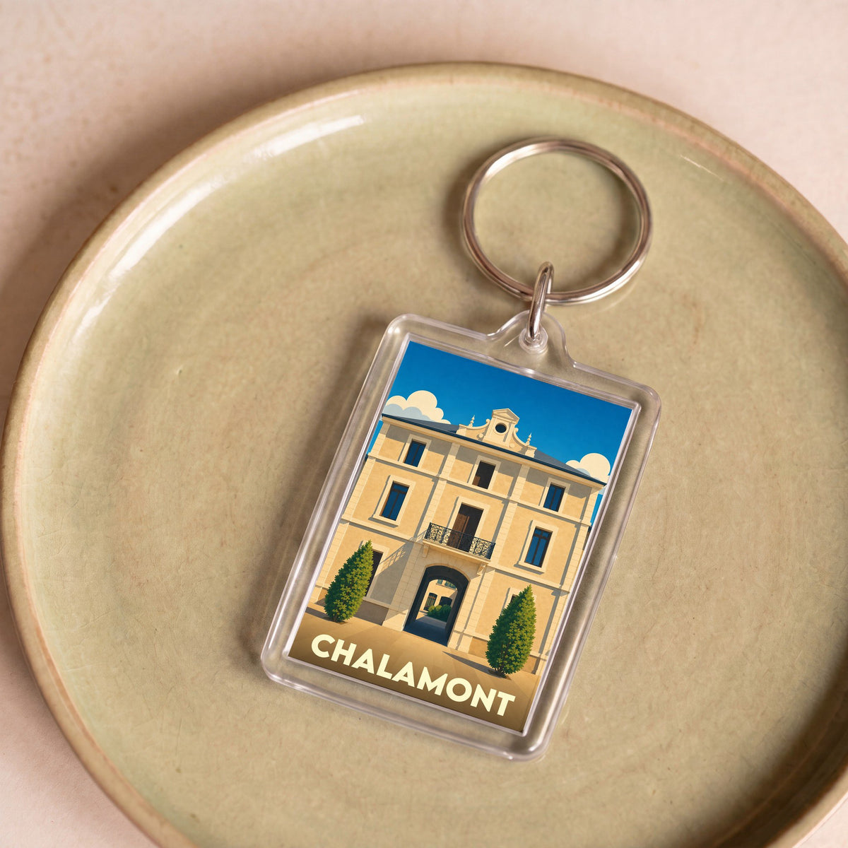 Porte-clés souvenir de la ville de Chalamont avec une illustration stylisée.