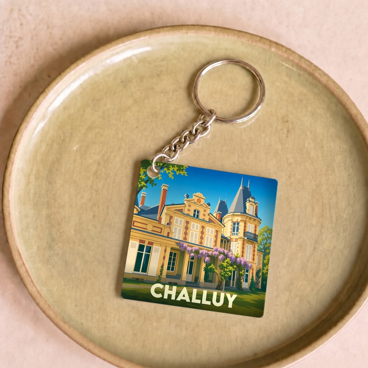 Porte-clés souvenir de la ville de Challuy avec une illustration stylisée de son patrimoine.