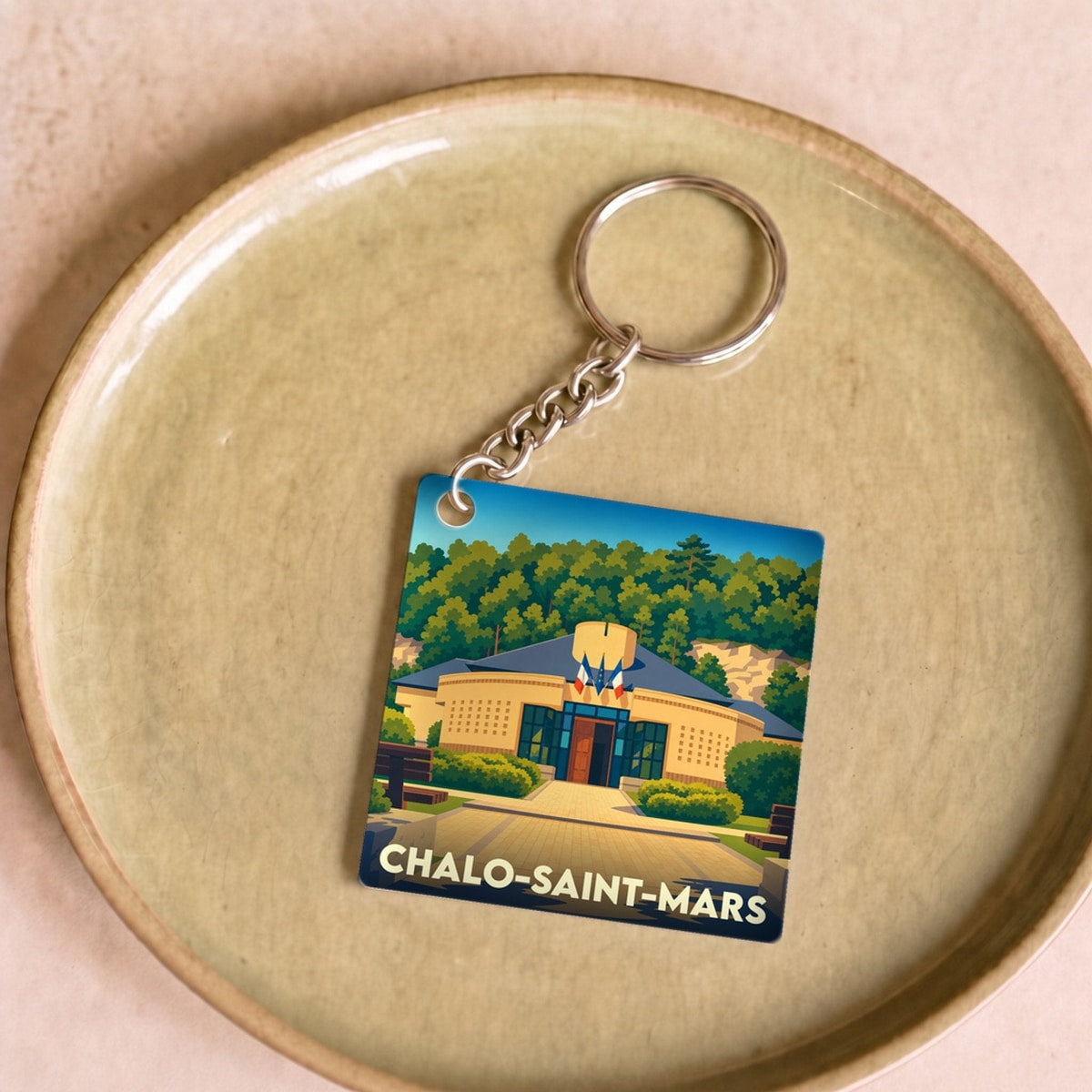 Porte-clés souvenir de la ville de Chalo-Saint-Mars avec une illustration stylisée de sa mairie.