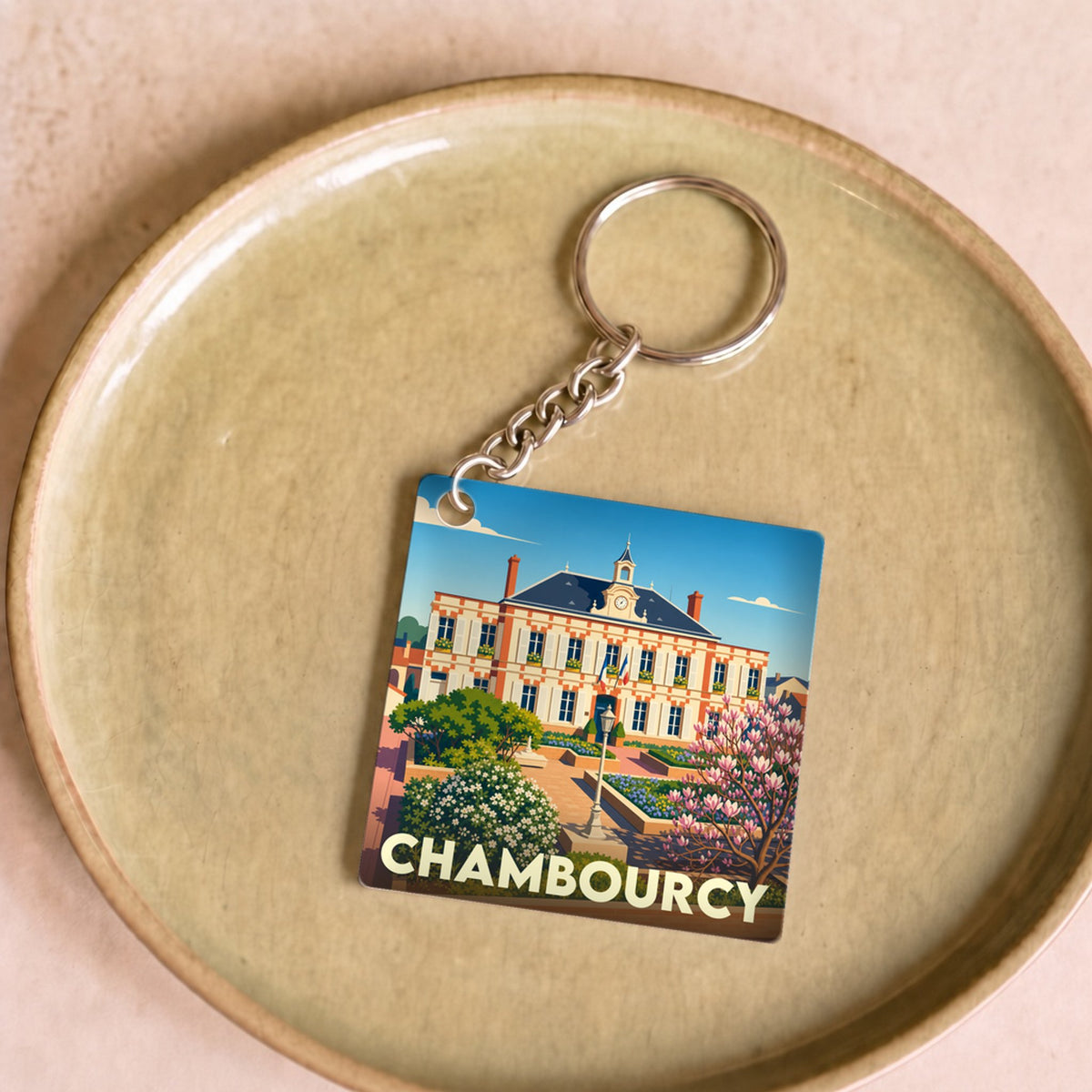 Porte-clés souvenir de la ville de Chambourcy avec une illustration stylisée de son hôtel de ville.