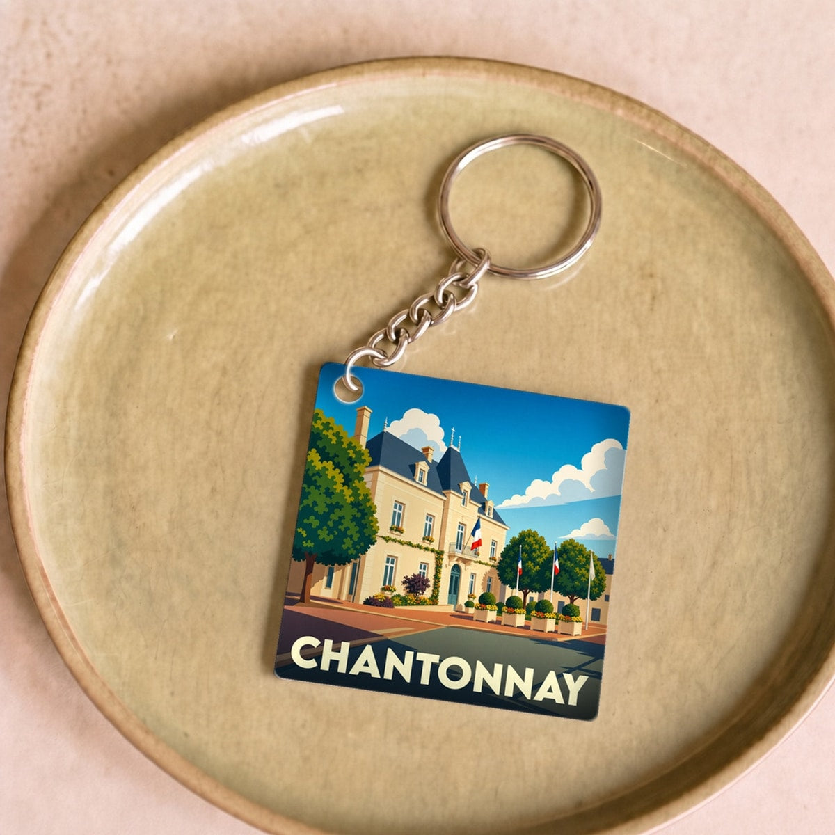 Porte-clés souvenir de la ville de Chantonnay avec une illustration stylisée de son hôtel de ville.