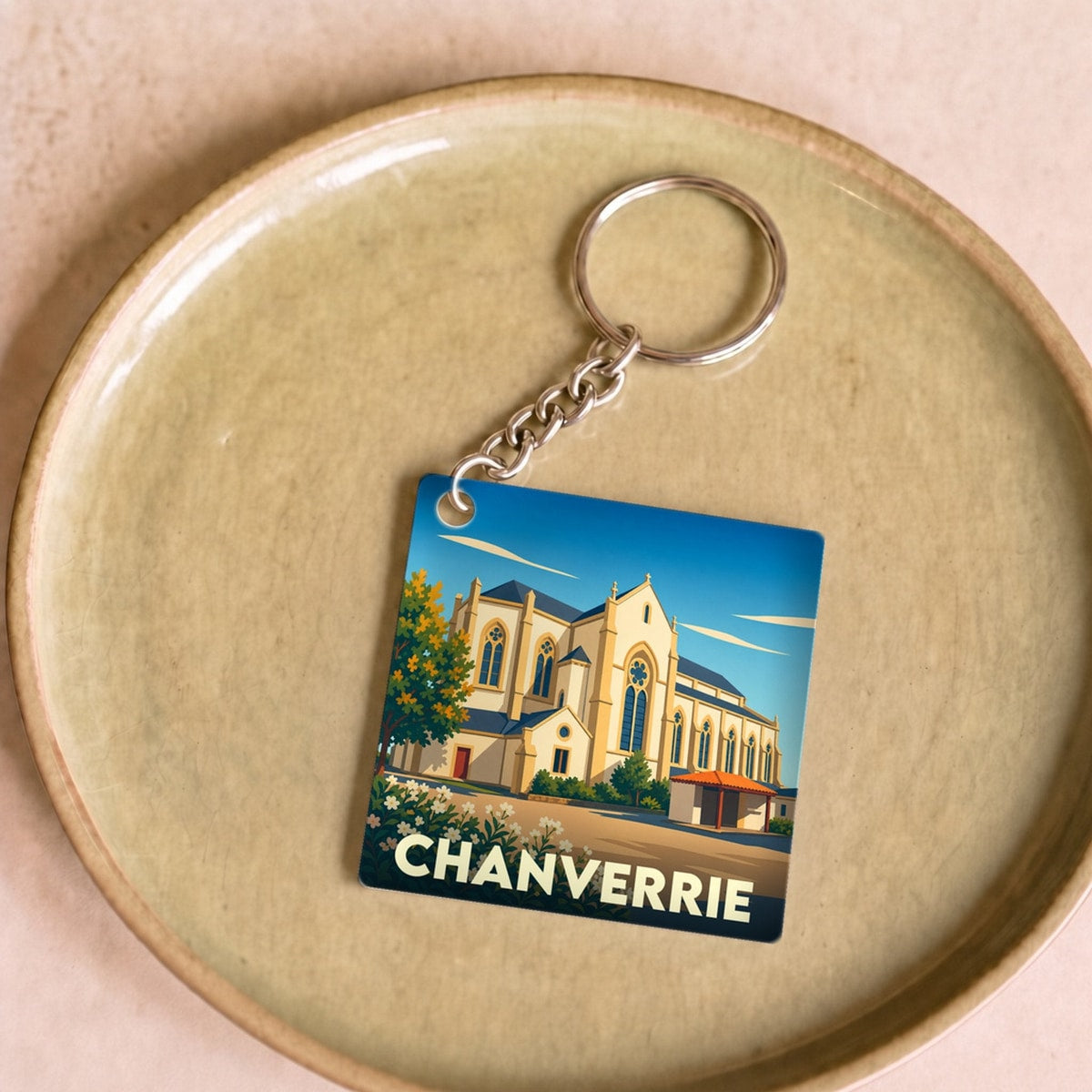 Porte-clés souvenir de la ville de Chanverrie avec une illustration stylisée de son église.