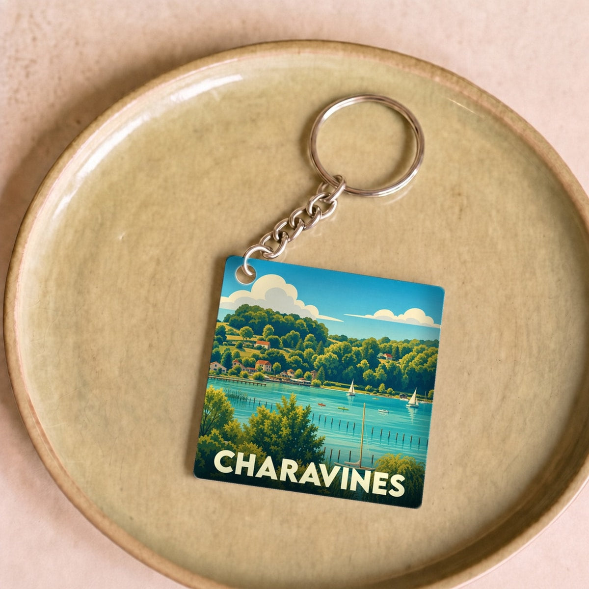Porte-clés souvenir de la ville de Charavines avec une illustration stylisée du lac.