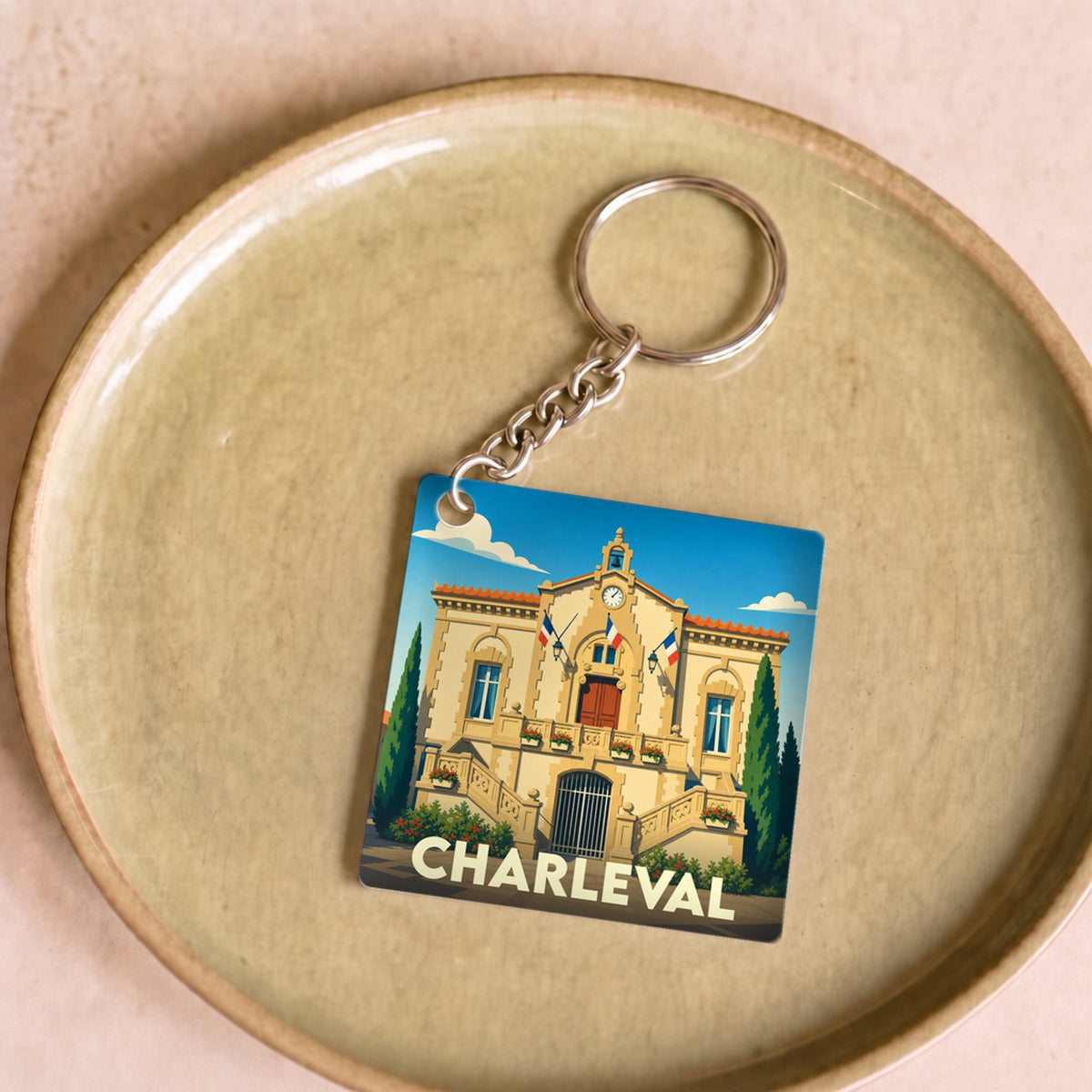 Porte-clés souvenir de la ville de Charleval avec une illustration stylisée.