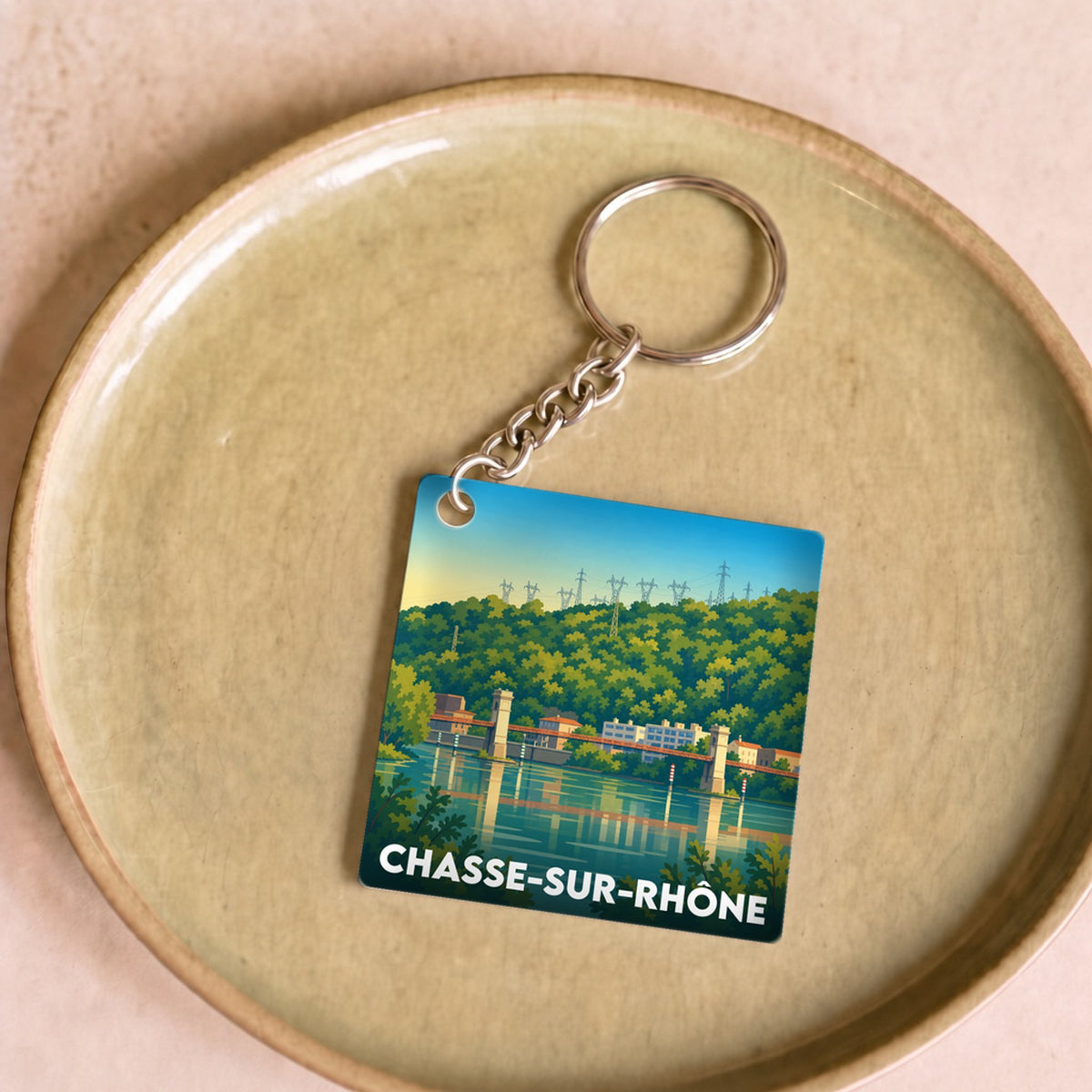 Porte-clés souvenir de la ville de Chasse-sur-Rhône avec une illustration stylisée des bords du Rhône.